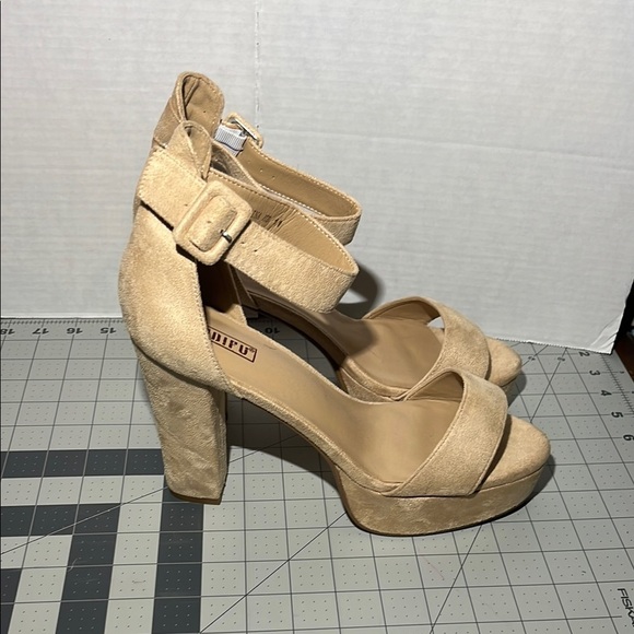 IDIFU Women's Tan  Sabrina platform heels - Picture 2 of 7